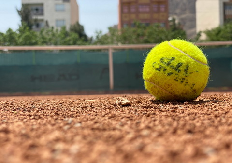 Teniso kamuoliukas ant žemės