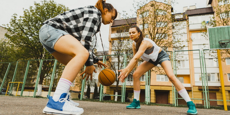 Merginos žaidžia krepšinį