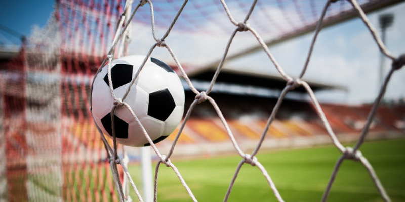 Sporto lažybos internete - futbolo kamuolys vartuose