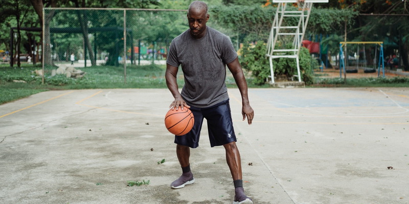 Žaidėjas varo kamuolį - krepšinis tiesiogiai internetu šiandien